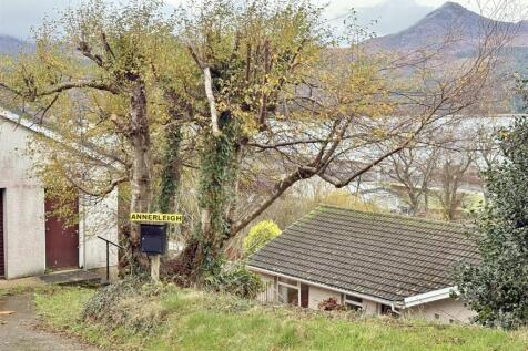Sign and steps down to Annerleigh