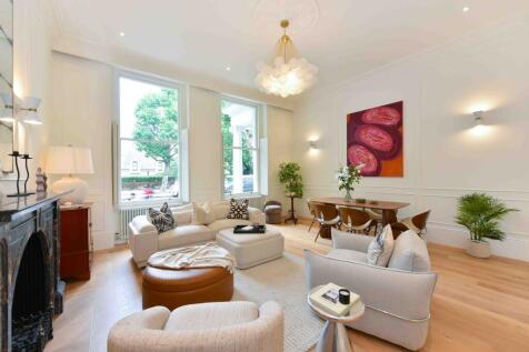 Occupying the raised ground floor of an elegant Victorian building on the highly regarded Queen's Gate, this exceptional one-bedroom apartment has been thoughtfully renovated to create a home of remar