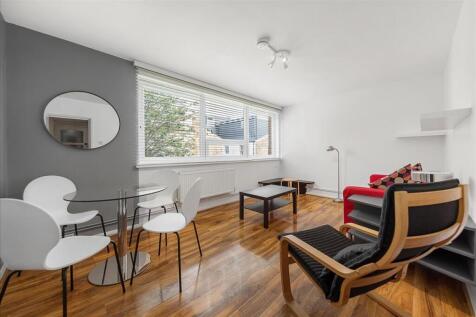 Large one bedroom flat to rent in this well-maintained purpose built block. The property comprises a bright reception room with wooden floors throughout, fully modern fitted kitchen and modern bathroo