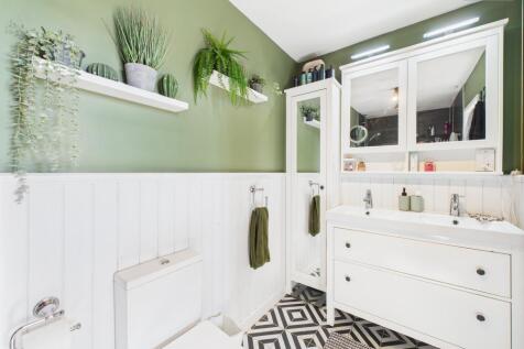 En-Suite To Master Bedroom