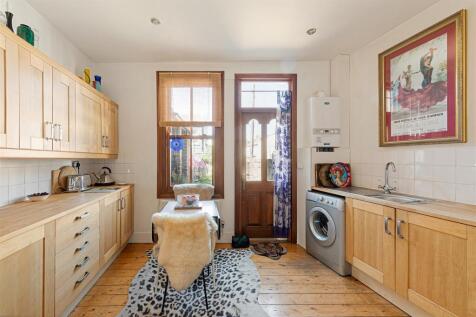 Century Road E17