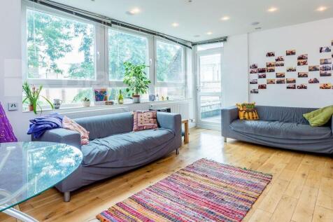 Set within a purpose built block this spacious three double bedroom property has a large open plan kitchen lounge with balcony, modern fully tiled bathroom, wood floors throughout, spot lights and ple