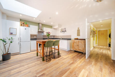 1375928-15-690b33...