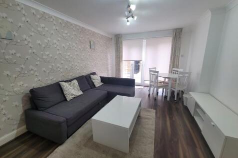 Discover spacious 1-bed city apartment with modern living, large lounge overlooking communal gardens, fully fitted kitchen, and parking. Ideal city access & transport links. Perfect for professionals.