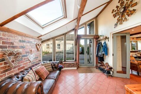 ENTRANCE HALL/BOOT ROOM