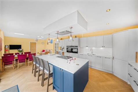 5 bed, 4 bath Detached in Bristol - Photo 3