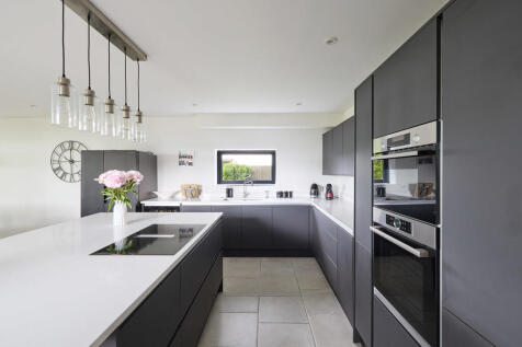 7 Hill Farm View ...