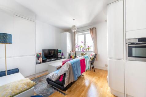 LONG LET. This attractive one bedroom conversion offers bright and living space within a well maintained period property moments from the open spaces of Hyde Park.