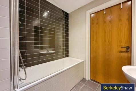 Bathroom (main)