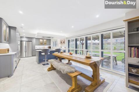 Kitchen & Dining Area