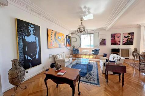 Spacious and elegantly decorated living room with