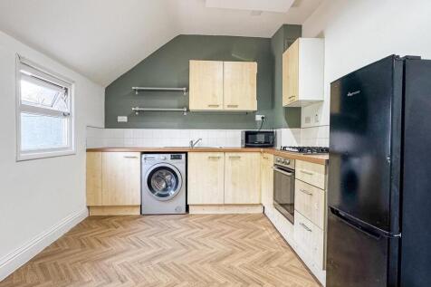 ***LARGE ONE BEDROOM SECOND FLOOR FLAT*** A larger than average one bedroom second floor flat is available now on a unfurnished basis. The property is accessed by a communal hallway nd stairs to the s