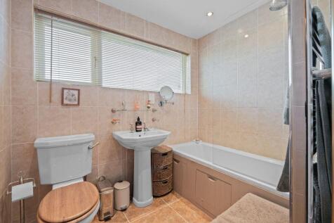 3 bed, 2 bath Detached Bungalow in Leeds - Photo 11