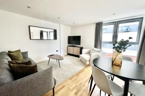 Modern Two-Bedroom Furnished Apartment with Private Balcony – Kings Quarter, Bristol