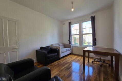 A lovely 4 double bedroom property next to Tooting Broadway station and St Georges Hospital