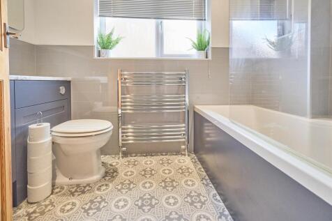 Family Bathroom to Side