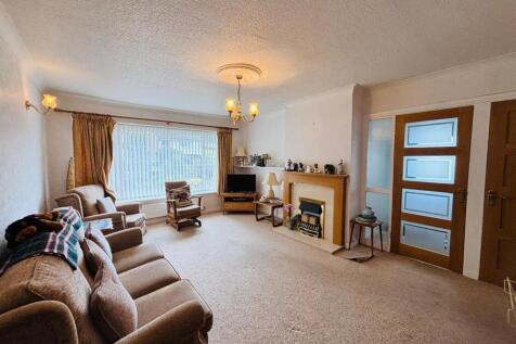 Dining / Living Room::