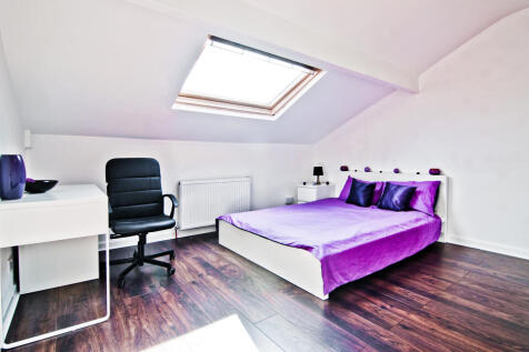 Enjoy the convenience of city living in the heart of Leeds city centre with this well-managed property from Samara Lettings.