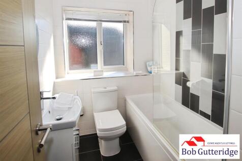 FIRST FLOOR FAMILY BATHROOM