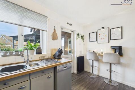 Kitchen with Breakfast Bar