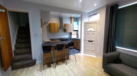 MODERN 3 BEDROOM PROPERTY IN HYDE PARK This is a spacious three-bedroom house in Hyde Park, ideal for students or professionals. **£95pppw or £125pppw ALL INC with GAS, ELEC, WATER, INTERNET, TV LICEN