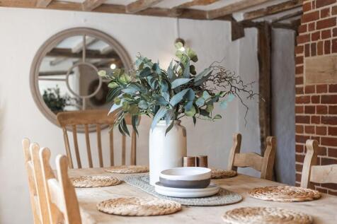 White Cottage Hou...