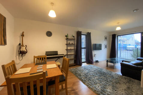 A well presented and modern ground floor apartment in the Burgess House development located in Ancoats. The property has it's own private side entrance and briefly comprises: entrance hallway, spaciou