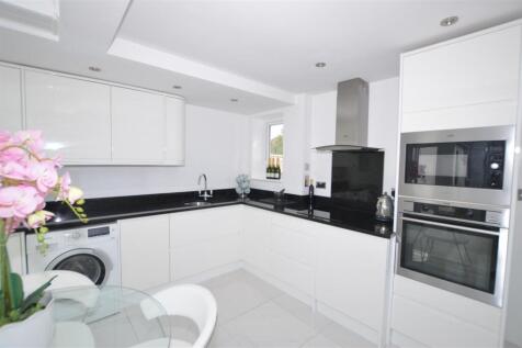 4 Woodlawn Cres kit a.JPG