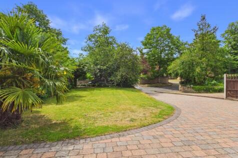FRONT GARDEN & DRIVEWAY