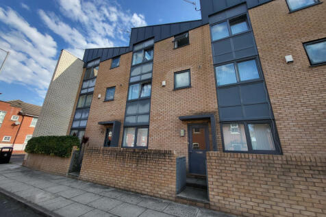 3 bedroom Town House FOR SALE