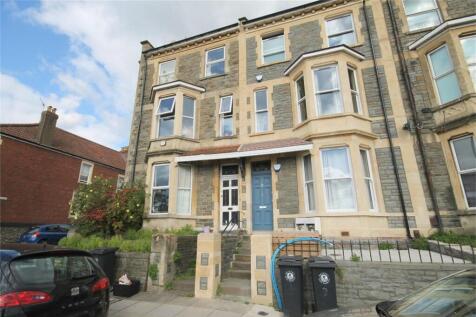 First-floor single room available in this large impressive house situated overlooking Cumberland Basin with easy access to the City Centre. The room provides a double bed, large built-in cupboard, war