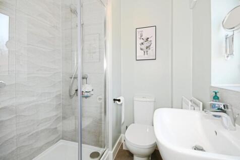 BED 1 ENSUITE.jpg
