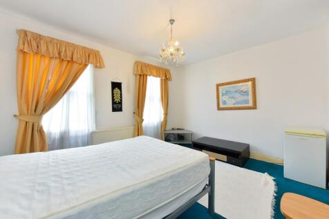 A bright double bedroom situated within a converted Victorian Building in the heart of Hammersmith.