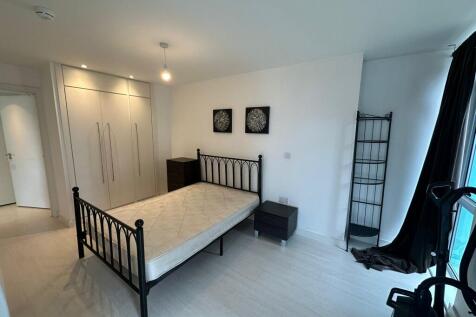 ** Zero Deposit Guarantee Available **
Spacious One bedroom, furnished apartment at Manor Mills - located just 10 minutes walk from Leeds railway station and the heart of the city.