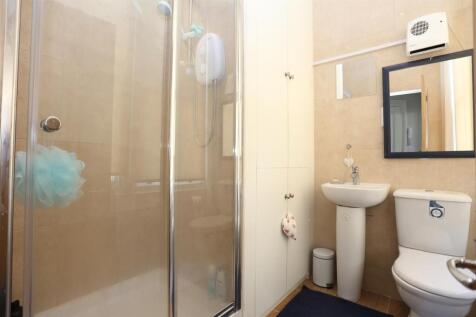 3, 99 Buckingham Rd bath.jpg