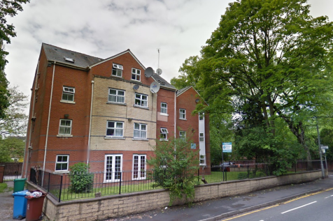 This two bedroomed flat is located opposite Alexandra Park and is a short 5 minute walk from local amenities. UK BASED HOMEOWNER GUARNATOR IS REQUIRED