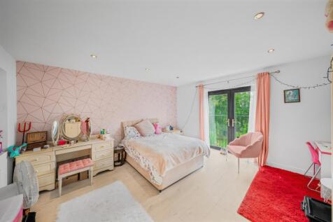 5 bed, 4 bath Detached in Bristol - Photo 8