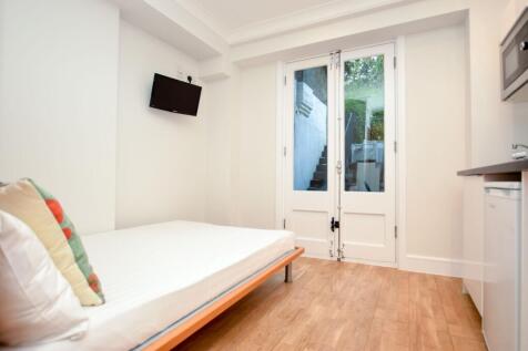 Newly refurbished open plan lower ground floor with french doors that open onto a communal garden. Rent includes GCH & water. AVAILABLE NOW