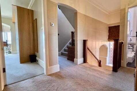 FIRST FLOOR CENTRAL LANDING