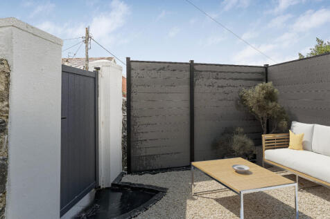 Courtyard Furnish...