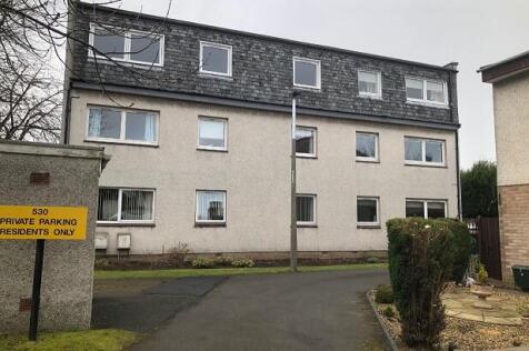 Well presented 2 bed apartment in excellent locale close to all amenities, transport links and city. Finished and furnished to a good standard throughout: Large living room with dining area, 2 double