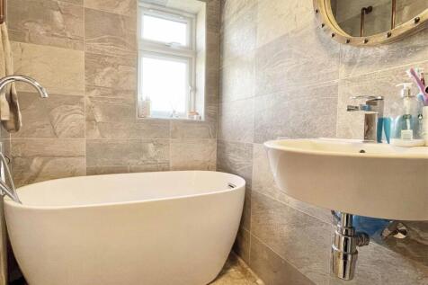 ensuite.jpg