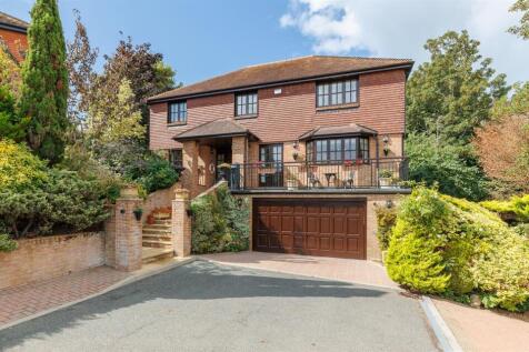 Detached Home in Gated Close