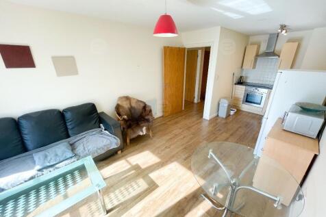 ***AVAILABLE 3 August***This is a lovely ONE BEDROOM apartment in SIXTH FLOOR of WESTSIDE TWO building, located in the heart of Birmingham's City Centre and is minutes from New Street Station. Compris