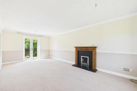 Spacious Dual Aspect Lounge