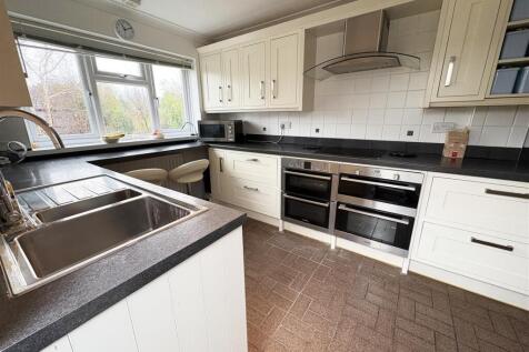 2. kitchen 2.jpg