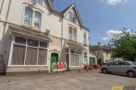 This well-presented second floor apartment offers comfortable living in a convenient location. The property comprises a spacious lounge, a recently fitted modern kitchen, two good-sized bedrooms, and