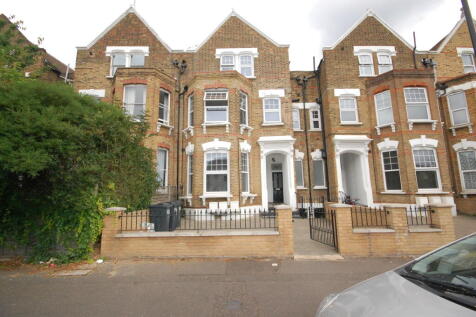 Spacious Three-Bedroom Top Floor Flat – Available NowLocated on a popular residential road on the Stamford Hill/Stoke Newington border in Hackney, this well-presented top floor flat offers generous li