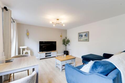 Open Plan Kitchen / Lounge & Dining Area