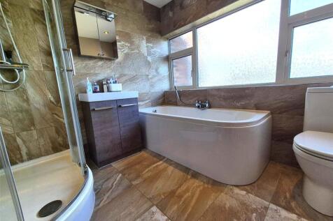 Spacious Bathroom